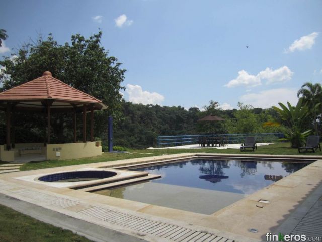 Fincas avec piscine à Anapoima : pourquoi elles coûtent plus qu'à Melgar